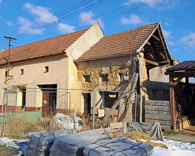 Dražba rodinného domu 33 m², pozemek 995 m², Topolany – náhled fotky 1