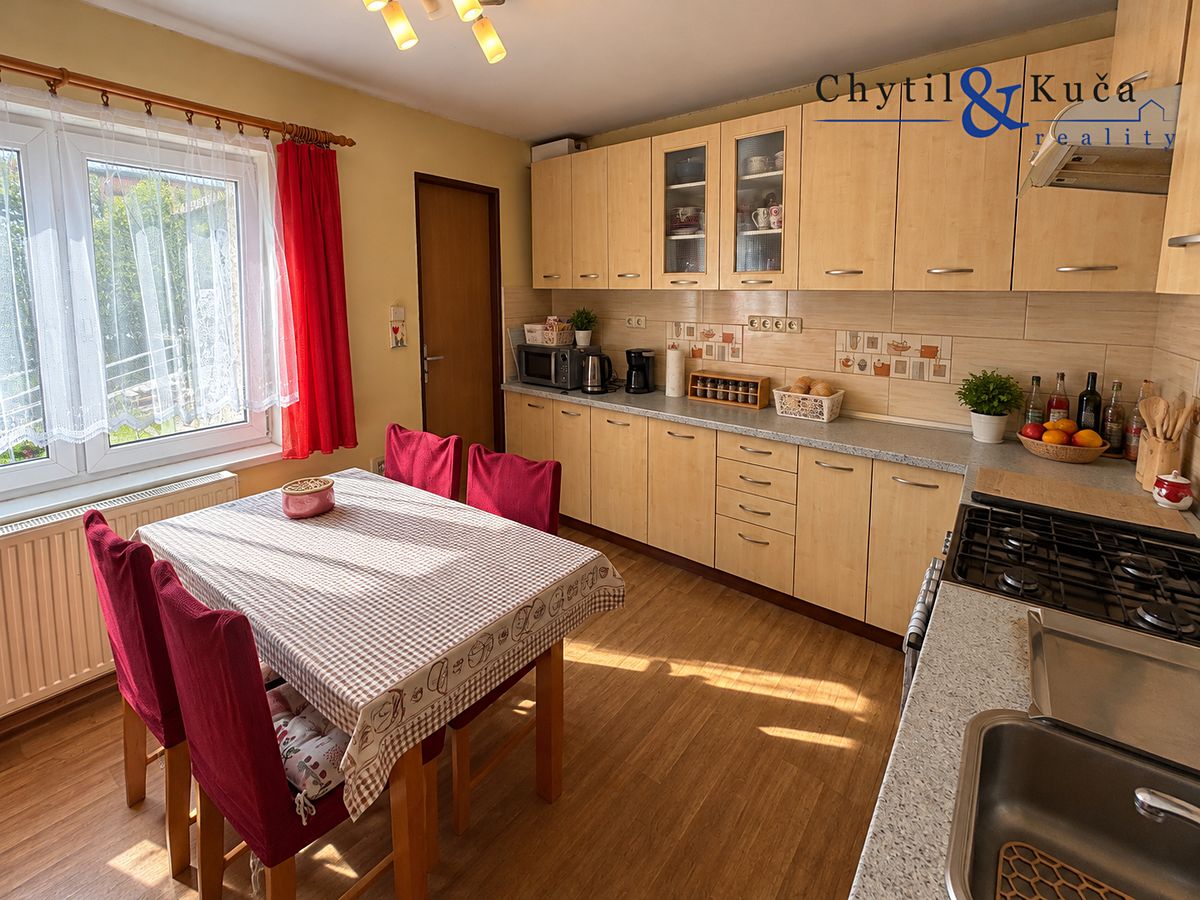 Prodej rodinného domu 200 m², pozemek 1800 m² – fotografie 2