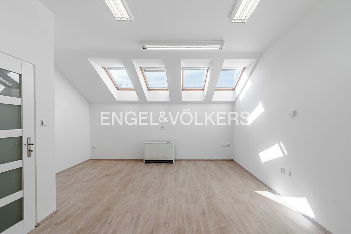 Pronájem kanceláře 72 m², Praha – fotka 1 z 3