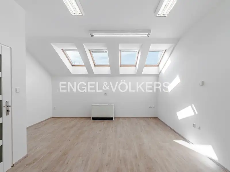 Pronájem kanceláře 72 m², Praha – náhled fotky 1