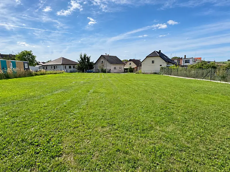 Prodej stavebního pozemku 1036 m², Mokrouše – náhled fotky 1