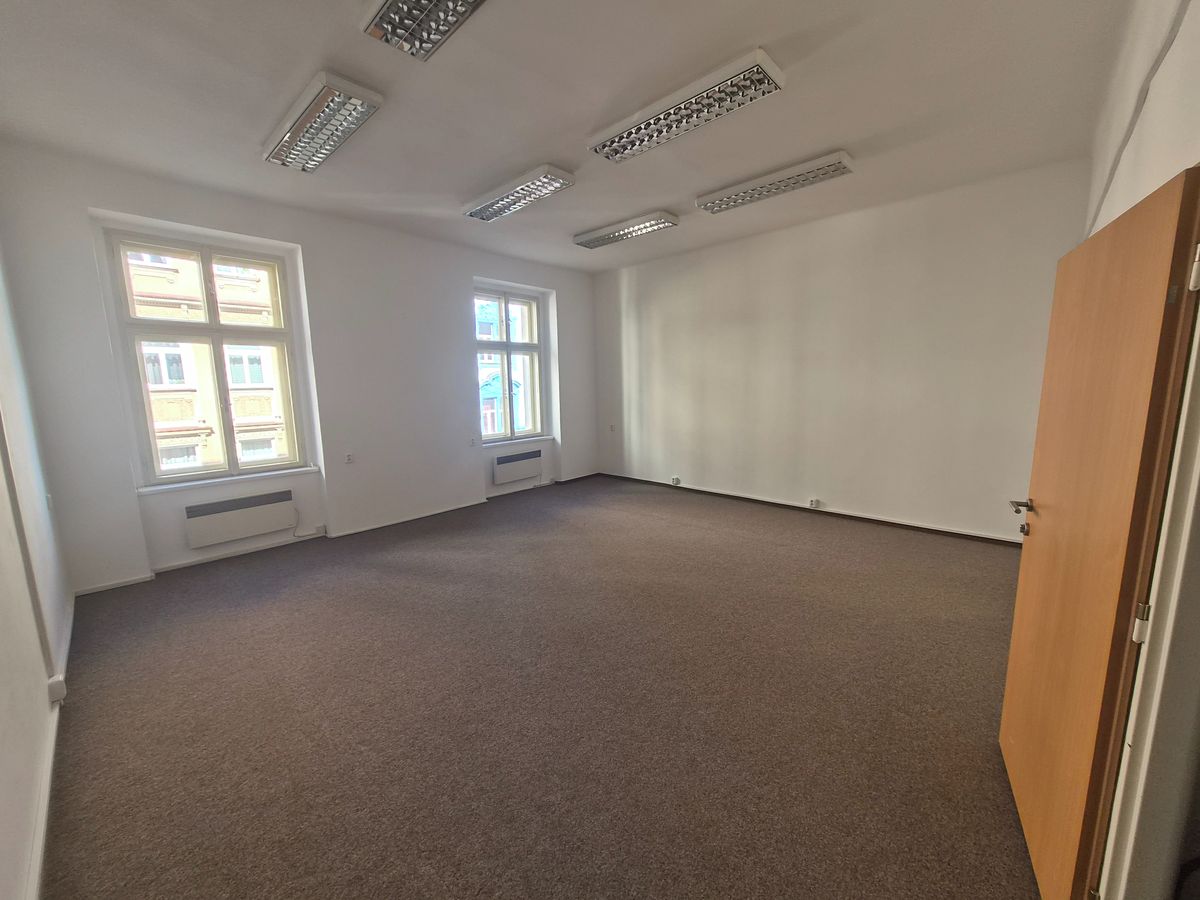 Pronájem kanceláře 135 m², Praha – fotka 1 z 3