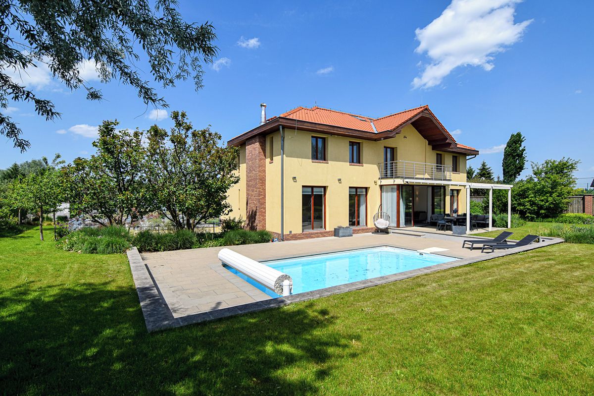 Prodej rodinného domu 431 m², pozemek 2021 m², Jesenice – fotka 1 z 3