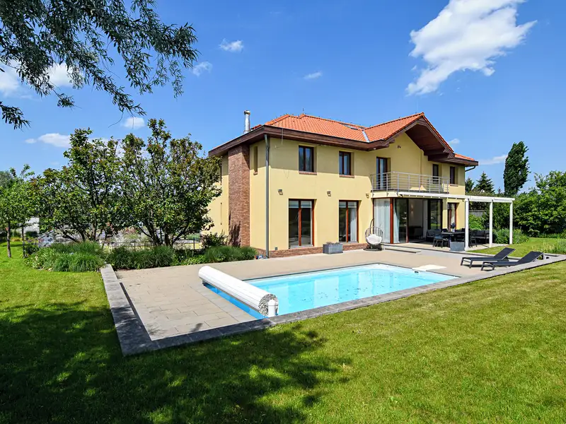 Prodej rodinného domu 431 m², pozemek 2021 m², Jesenice – náhled fotky 1