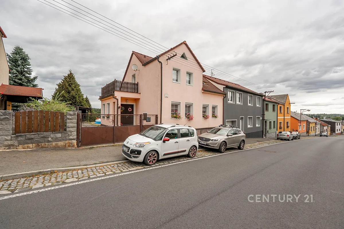 Prodej rodinného domu 196 m², pozemek 932 m²