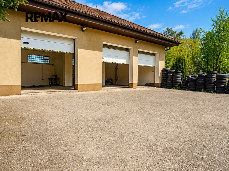 Prodej komerčního prostoru, 277 m² (1 z 12)