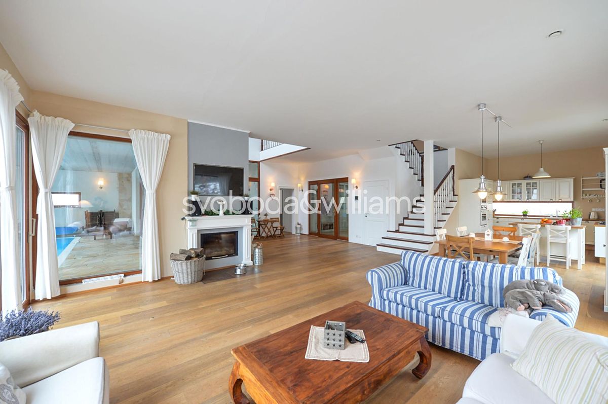Pronájem rodinného domu 450 m², pozemek 2367 m², Svinaře – fotka 1 z 3