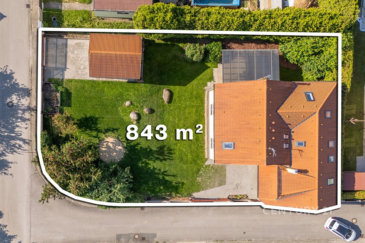 Prodej rodinného domu 252 m², pozemek 843 m² – fotografie 2