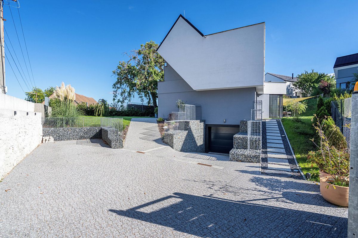 Prodej rodinného domu 267 m², pozemek 800 m², Panenské Břežany – fotka 1 z 3