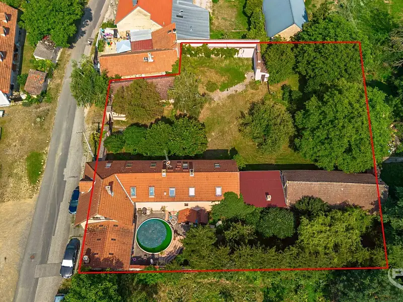 Prodej rodinného domu 450 m², pozemek 2111 m², Vráž – náhled fotky 1