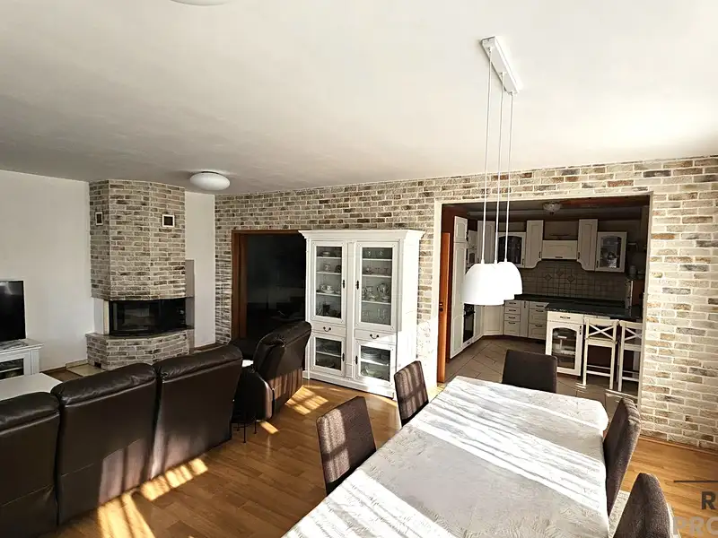 Prodej rodinného domu 369 m², pozemek 1010 m², Jesenice – náhled fotky 3