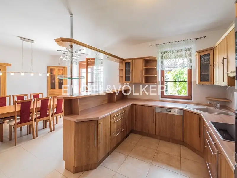 Prodej rodinného domu 270 m², pozemek 822 m², Praha – náhled fotky 3