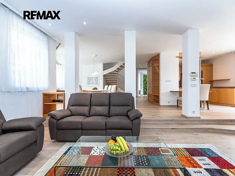 Pronájem rodinného domu 256 m², pozemek 222 m², Praha – náhled fotky 3