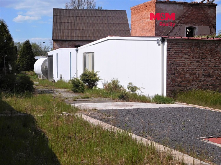 Prodej komerčního prostoru, 1 560 m² (1 z 21)