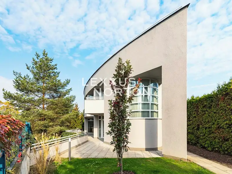 Pronájem rodinného domu 400 m², pozemek 300 m², Praha – náhled fotky 1