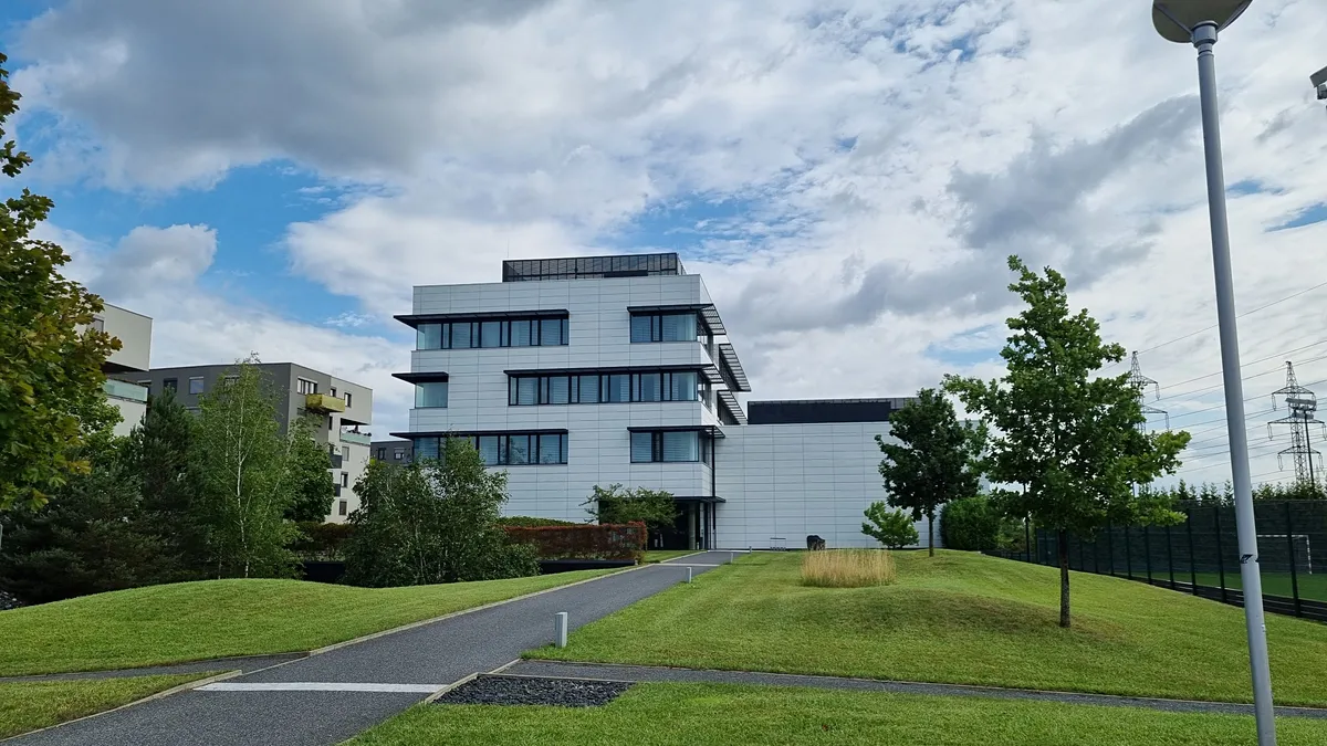Pronájem kanceláře 349 m²