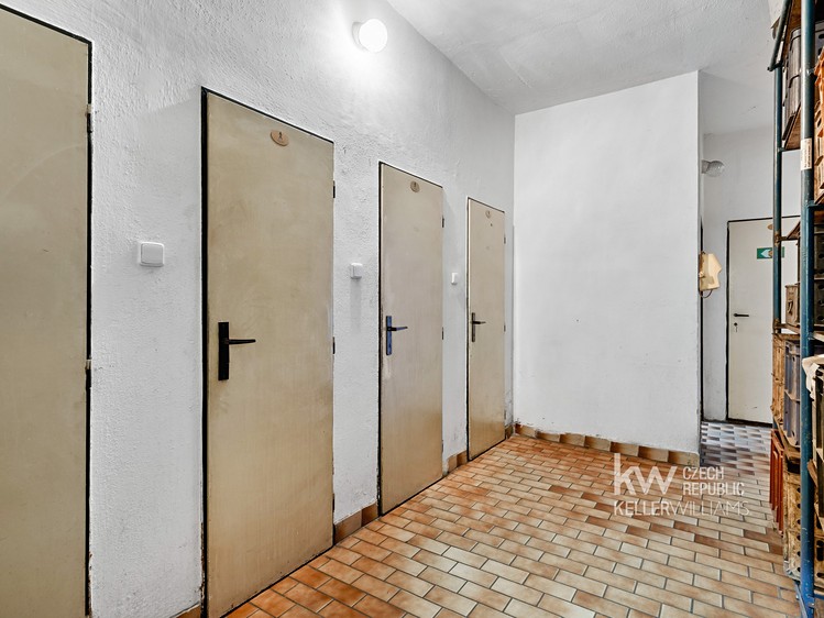 Prodej komerčního prostoru, 688 m² (16 z 32)