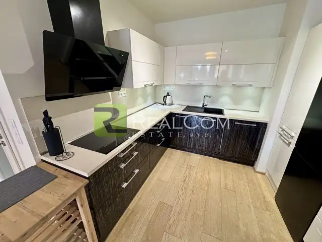 Pronájem bytu 2+kk 78 m², Praha – náhled fotky 3