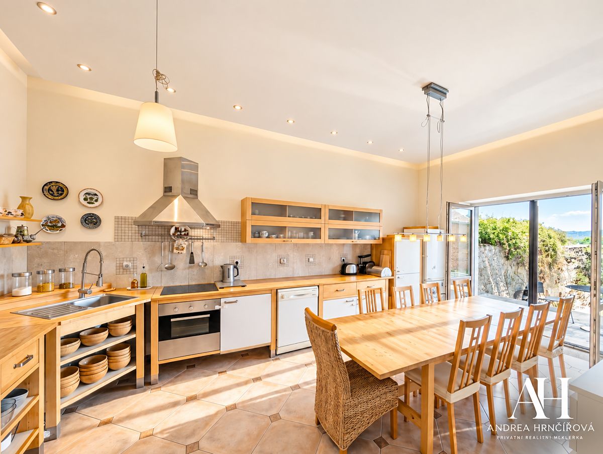Pronájem rodinného domu 320 m², pozemek 1128 m², Tetín – fotka 1 z 3