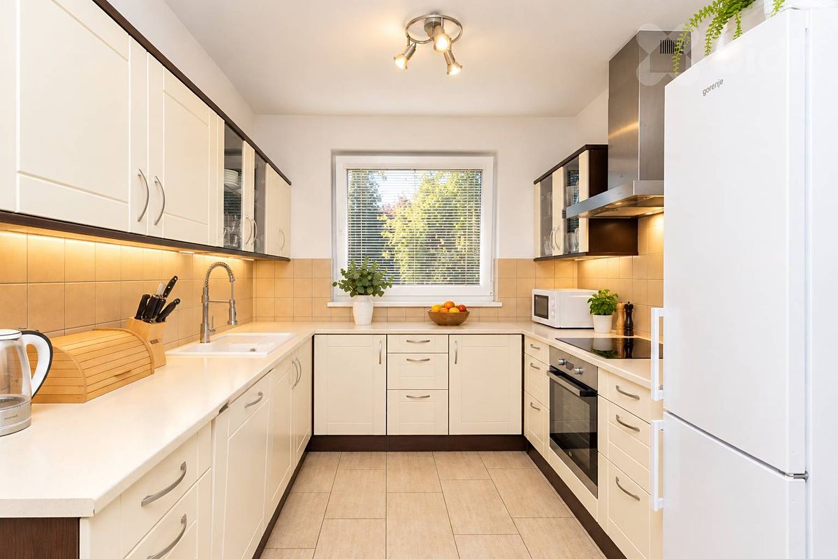 Prodej rodinného domu 220 m², pozemek 1700 m² – fotografie 3