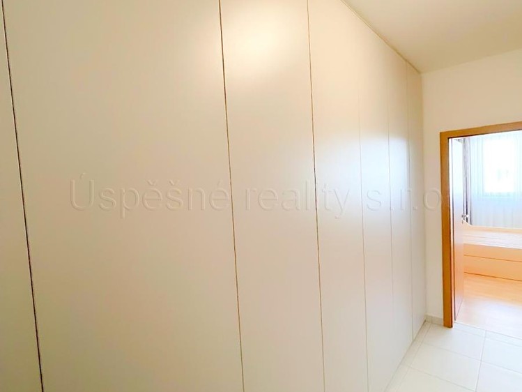 Pronájem bytu 2+kk, 52 m² (5 z 27)