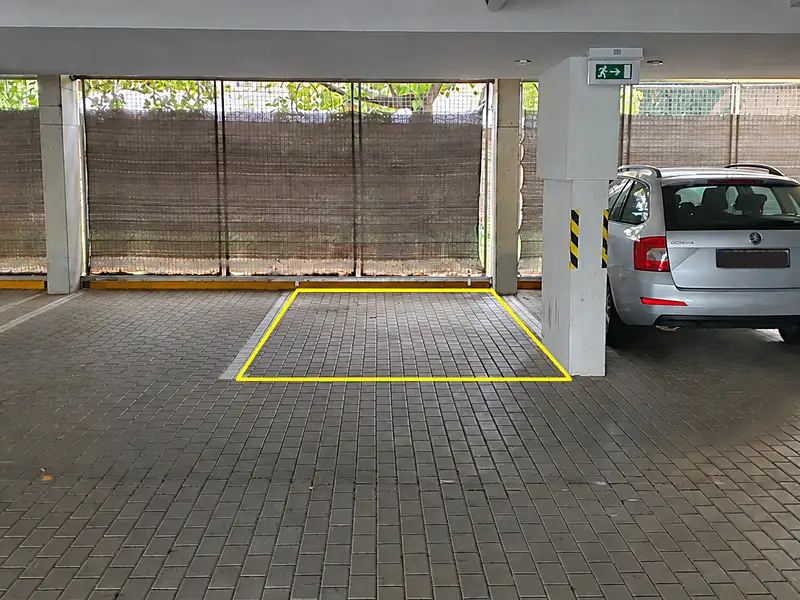 Prodej garážového stání 12 m², Praha – náhled fotky 1
