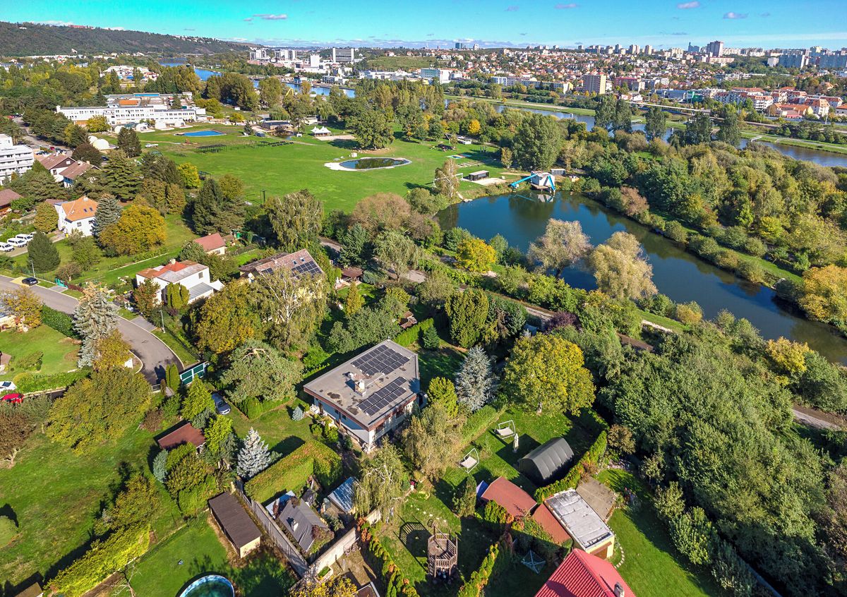 Prodej stavebního pozemku 2041 m², Praha – fotka 1 z 3
