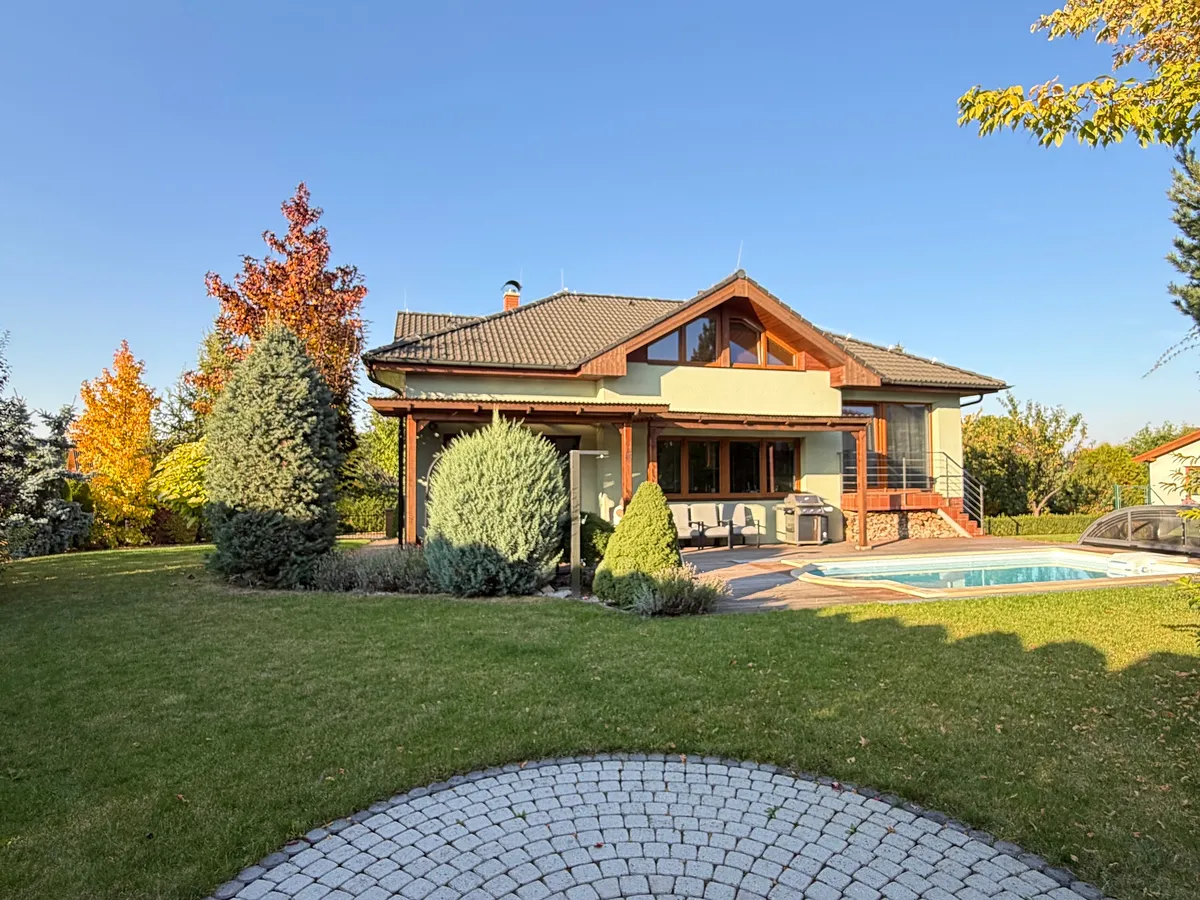 Prodej rodinného domu 213 m², pozemek 863 m²
