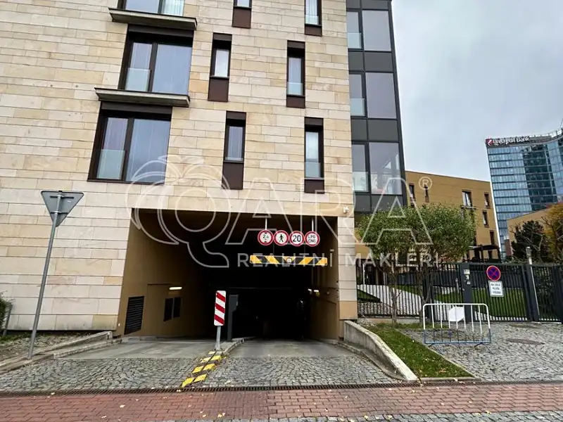 Prodej garážového stání 13 m², Praha – náhled fotky 1