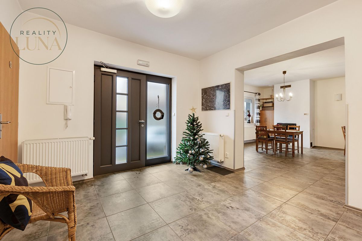 Prodej rodinného domu 376 m², pozemek 372 m² – fotografie 4