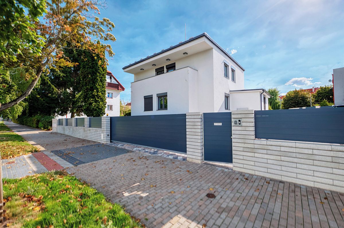 Pronájem rodinného domu 199 m², pozemek 999 m²