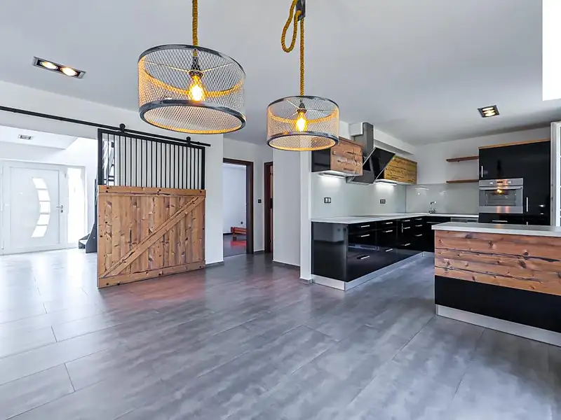 Prodej rodinného domu 211 m², pozemek 975 m², Ostrov – náhled fotky 2