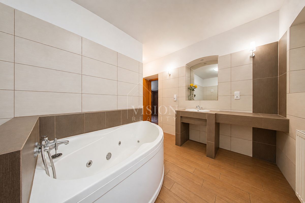 Prodej rodinného domu 2225 m², pozemek 900 m² – fotografie 2