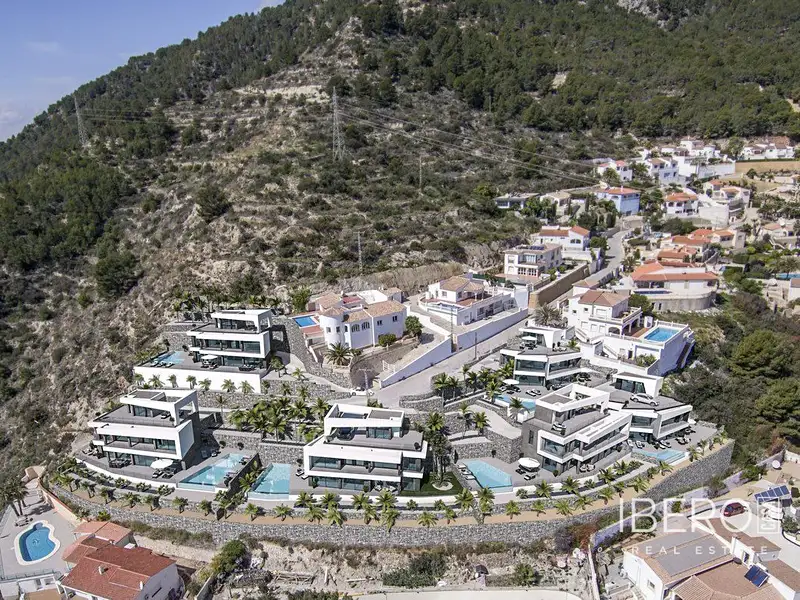 Prodej rodinného domu 456 m², pozemek 701 m², Calp – náhled fotky 2