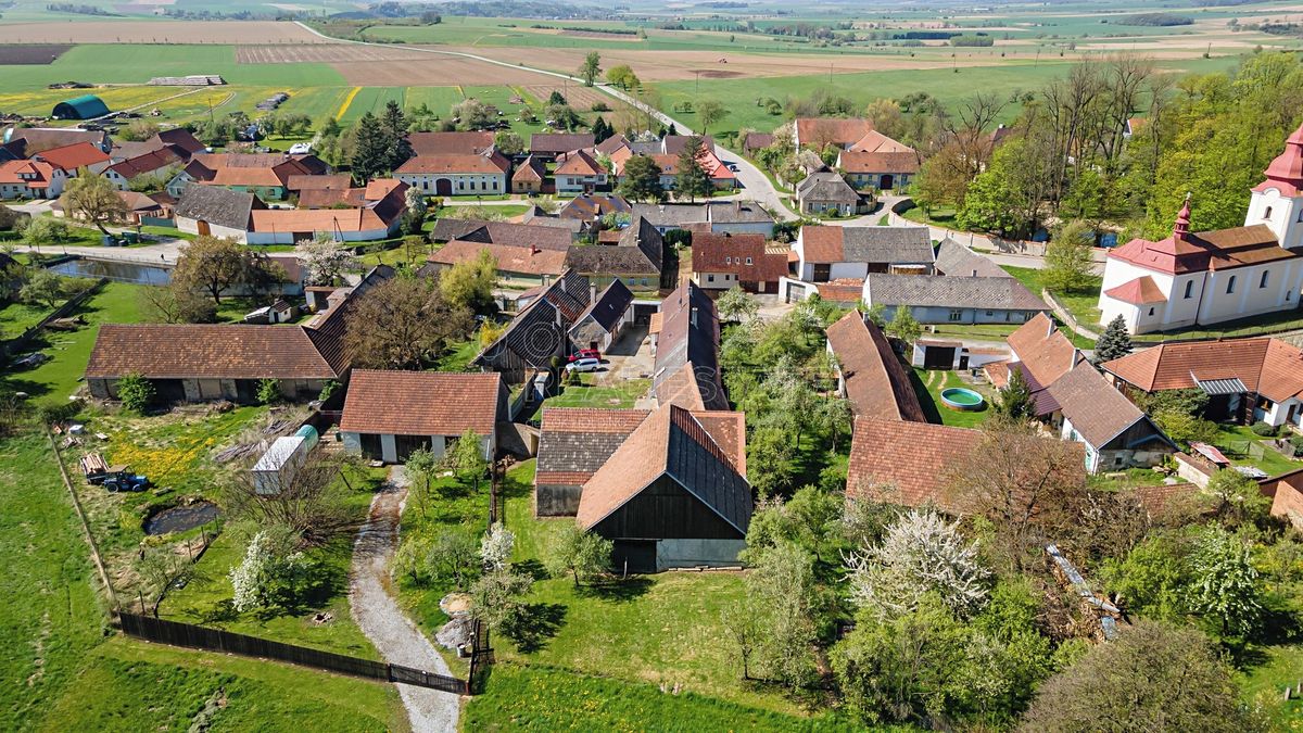 Prodej rodinného domu 350 m², pozemek 7530 m², Krasonice – fotka 1 z 3