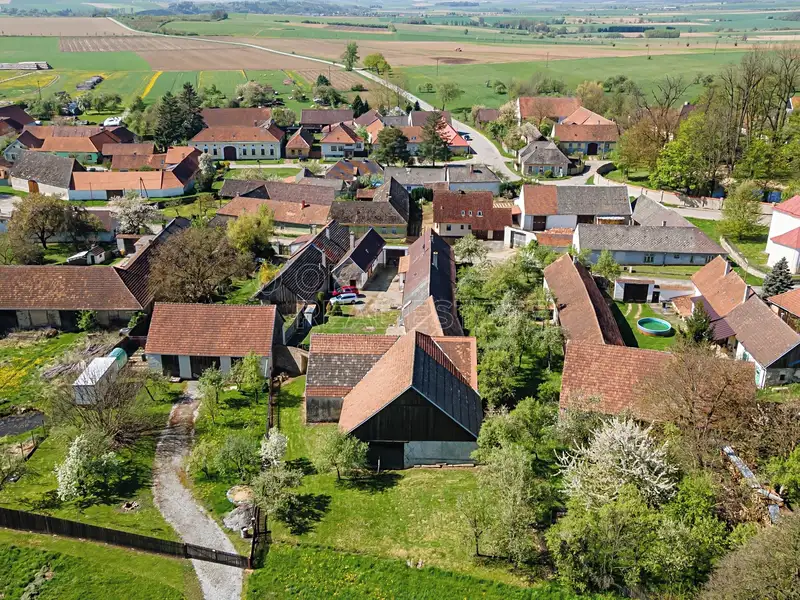 Prodej rodinného domu 350 m², pozemek 7530 m², Krasonice – náhled fotky 1