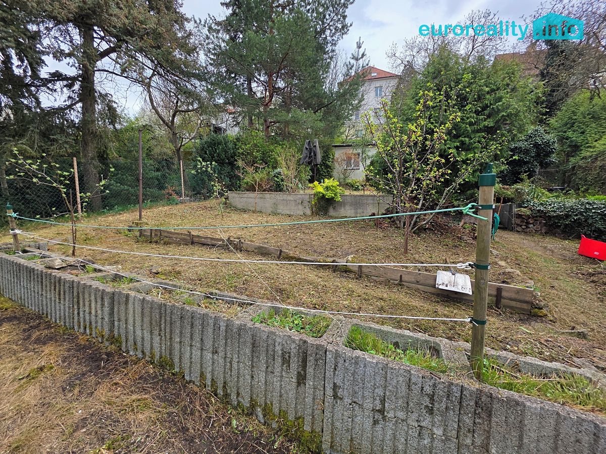Prodej stavebního pozemku 713 m², Praha – fotka 1 z 3