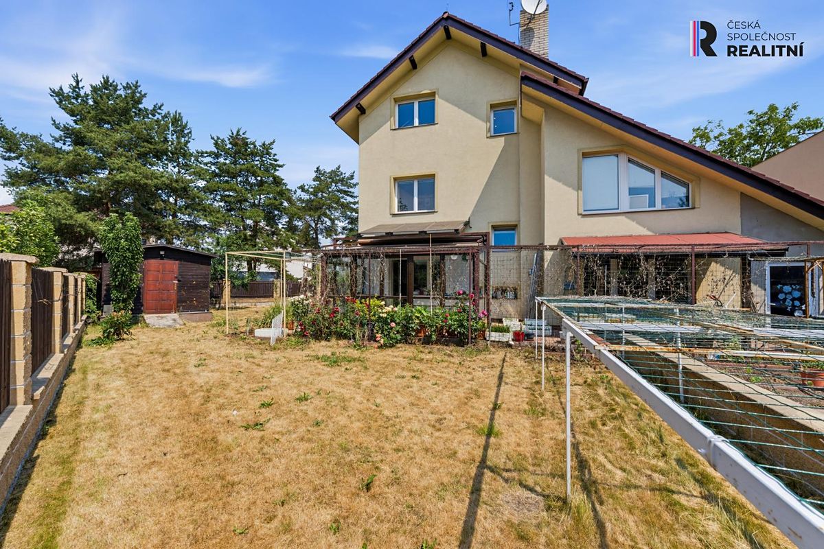 Prodej rodinného domu 340 m², pozemek 637 m², Praha – fotka 1 z 3