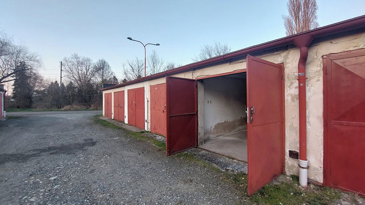 Pronájem garáže 17 m², Poděbrady – fotka 1 z 3
