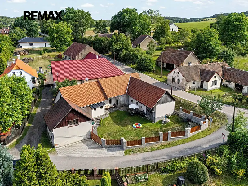 Prodej rodinného domu 250 m², pozemek 573 m², Postupice – náhled fotky 1