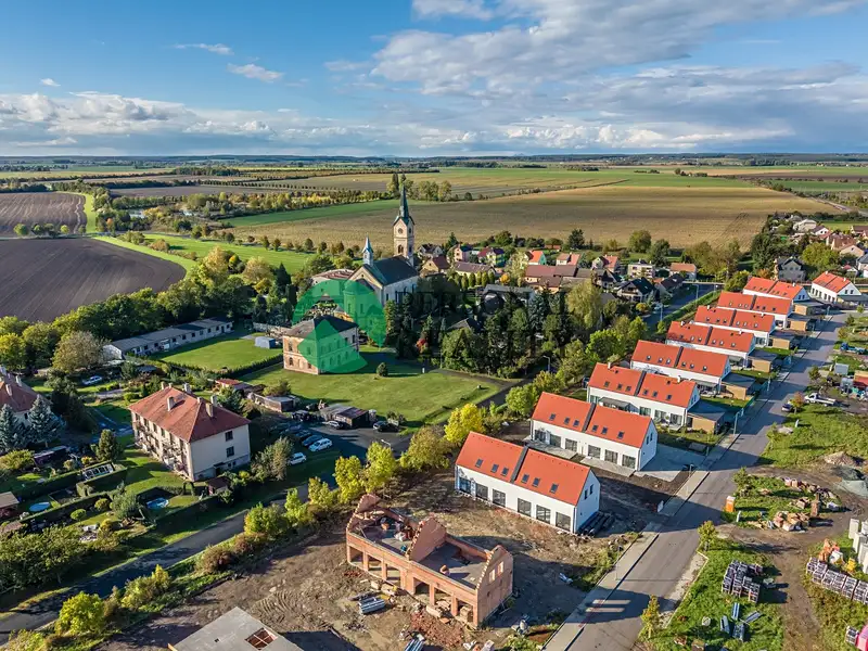 Prodej stavebního pozemku 619 m², Dvory – náhled fotky 1