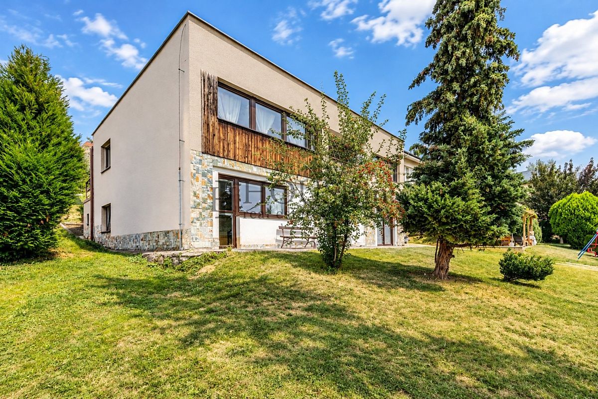 Prodej rodinného domu 192 m², pozemek 1249 m², Praha – fotka 1 z 3
