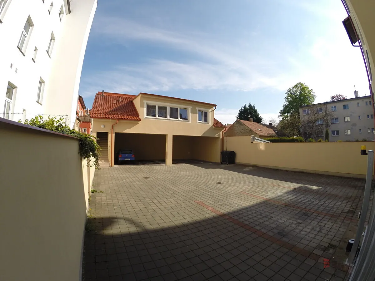 Pronájem garážového stání 15 m²