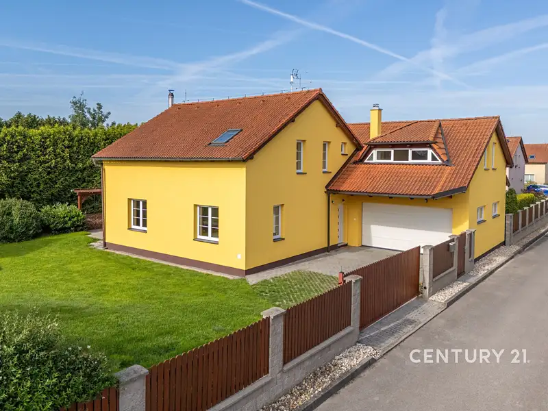 Prodej rodinného domu 252 m², pozemek 843 m², Ohrobec – náhled fotky 1