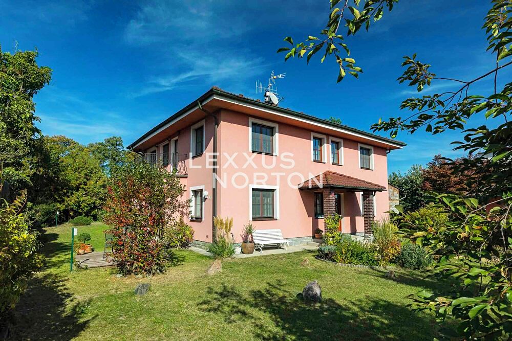 Prodej rodinného domu 316 m², pozemek 1084 m², Úhonice – fotka 1 z 3