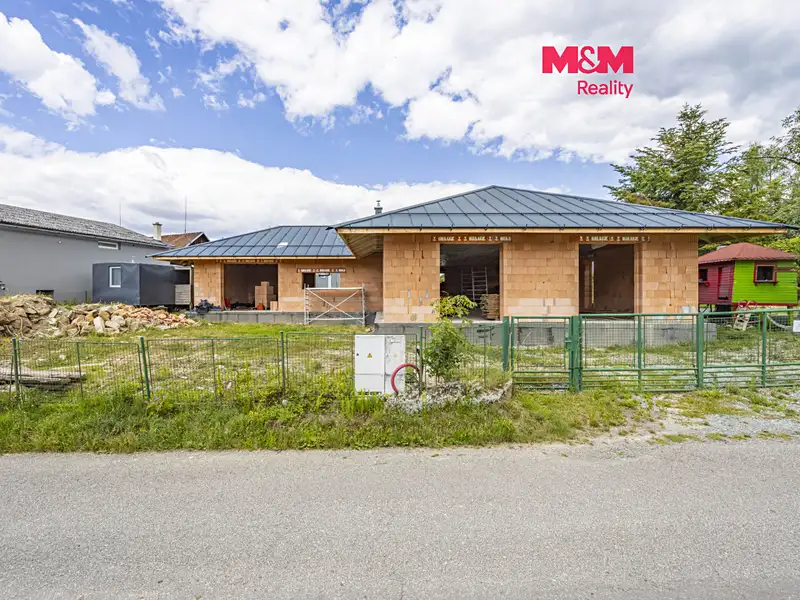 Prodej rodinného domu 212 m², pozemek 3427 m², Bílý Újezd – náhled fotky 1