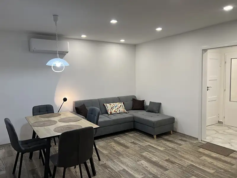 Pronájem rodinného domu 75 m², pozemek 235 m², Zlín – náhled fotky 1