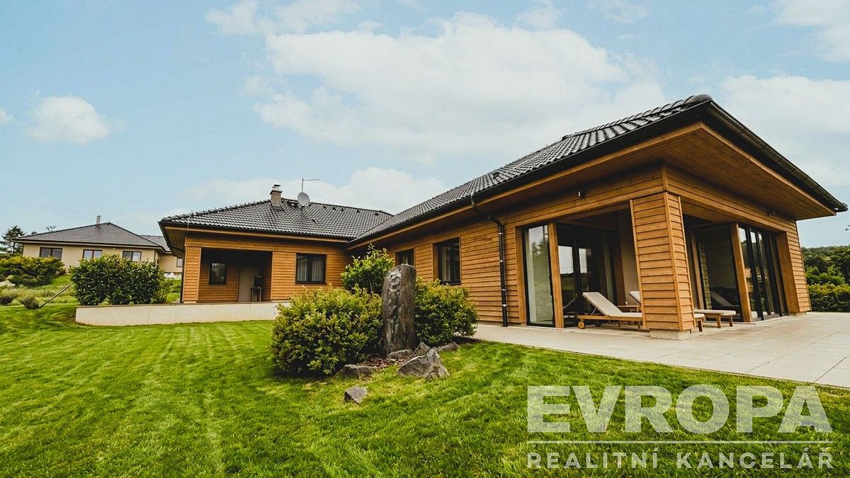 Prodej rodinného domu 378 m², pozemek 1262 m², Neveklov – fotka 1 z 3