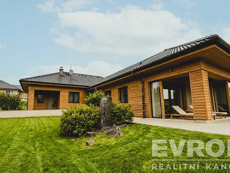 Prodej rodinného domu 378 m², pozemek 1262 m², Neveklov – náhled fotky 1
