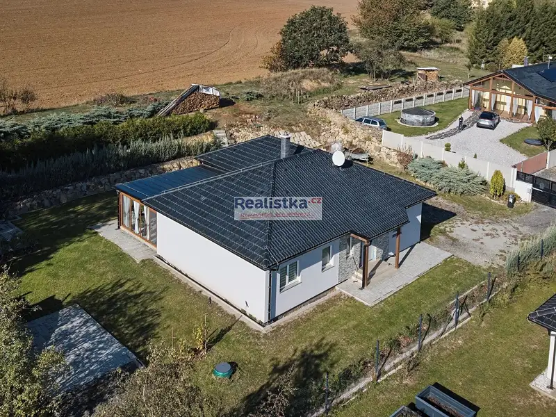 Prodej rodinného domu 127 m², pozemek 923 m², Kbelany – náhled fotky 2